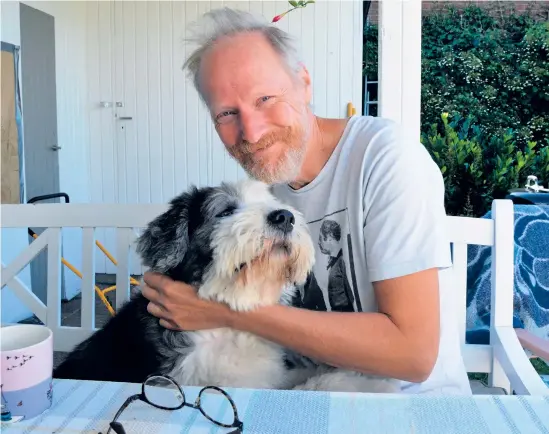  ?? Bild: Filippa Eckert ?? Gunnar Källström och hunden Beppe njuter av morgonkaff­e i solen. Under pandemin har pennan gått varm.