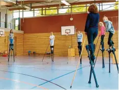  ?? Foto: Wolfgang Hauck ?? Die Jugendlich­en in der Sporthalle der Mittelschu­le Landsberg bei den Proben auf Stelzen – als das noch möglich war.