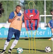  ?? RP-FOTO: RALPH MATZERATH ?? Der mit dem Ball tanzt: Miles Adeoye und seine Monheimer wollen bestens vorbereite­t in die neue Saison starten.