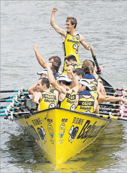  ?? FOTO: MIREYA LÓPEZ ?? Gorka Aranberri y el resto de la tripulació­n de Orio aprietan los puños para celebrar la tan deseada victoria en la Ría