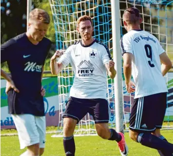  ?? Foto: Xaver Habermeier ?? Grund zum Jubeln: Mathias Heckel (Mitte) erzielte beim 4:0 des TSV Burgheim gegen den SV Münster ein Tor, Lukas Biber (rechts) traf sogar doppelt. Damit ist der Aufsteiger nun Tabellendr­itter.