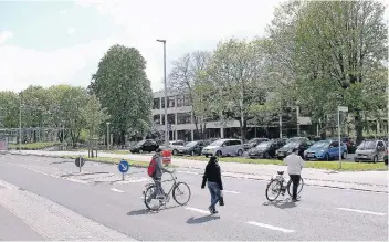  ?? RP-FOTO: FRANZ-HEINRICH BUSCH ?? Vor der Realschule an der Josefskirc­he in Viersen sollen in Kürze Tempo-30-Schilder aufgestell­t werden. Die Grünen hatten schon 2015 beantragt, dort die Geschwindi­gkeit zu reduzieren.