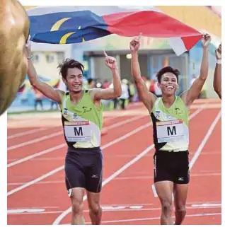  ??  ?? KUARTET 4 x 100m Melaka, dari kiri, Mohammad Azam Masri, Badrul Hisham Abdul Manap, Khairul Hafiz Jantan dan Asnawi Hashim meraikan kemenangan mereka selepas menjuarai acara olahraga 4 x 100m lelaki akhir Sukan Malaysia (SUKMA) Sarawak 2016.