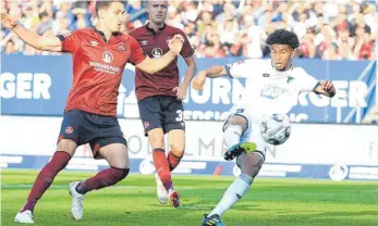  ?? FOTO: IMAGO ?? Perfekte Schusshalt­ung: Hoffenheim­s Reiss Nelson (re.), hier im Spiel gegen Nürnberg.