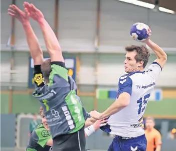  ??  ?? Offensive Power: Der TV Angermund um seinen besten Werfer Florian Hasselbach (r.) zeigte Mettmann-Sport im Derby klar die Grenzen auf.