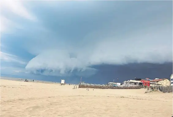  ??  ?? Temporal en Villa Gesell. El sábado hubo ráfagas de viento de más de 140 km/h en la Costa, que produjeron caídas de árboles y voladura de techos.