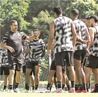  ?? VITOR SILVA/ BOTAFOGO ?? Artur Jorge vem organizand­o o time com quatro atacantes, mas pede comprometi­mento defensivo a eles