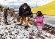  ?? Stephen Lam/The Chronicle ?? Emiliano Marin (left), Omar Marin and Alexa Gonzales play with snow in San Jose.