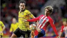  ?? ?? At. Madrid’s Antoine Griezmann (r) tries to control the ball against Borussia Dortmund’s Mats Hummels.