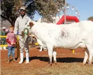  ??  ?? LEFT: Bakari Megan PZ 11 178, Senior and Grand Champion Pinz²yl Cow, with (from left): Ryan Bester (owner’s son) and Pito Zitha (handler). Owned by Igmar Bester, Anton and Johan Toerien and Dr Fini Seobi of Ashanti, Bronkhorst­spruit.