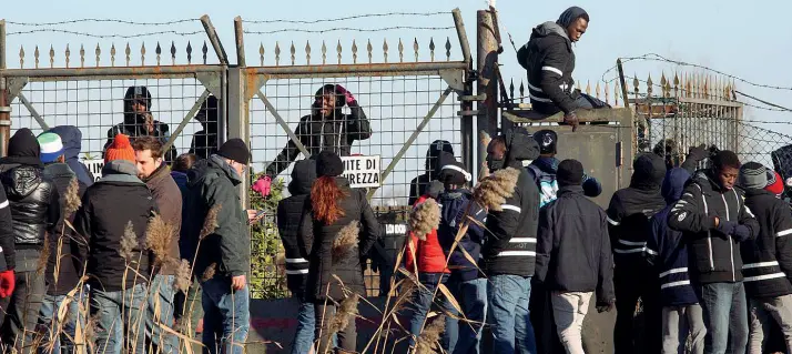  ?? (Errebi) ?? Le proteste A Cona sono state molte, in questa foto d’archivio una delle tante sollevazio­ni degli ospiti per il sovraffola­mento dell’hub