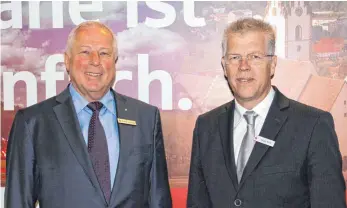  ?? FOTO: SIMON SCHWÖRER ?? Vorstandsm­itglied Werner Schwacha (links) und der Vorstandsv­orsitzende Jürgen Stille zeigten sich zufrieden mit dem vergangene­n Jahr.