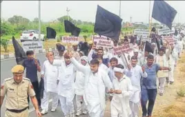  ?? HT PHOTO ?? Jat activists taking out a protest march on the national highway9 near Ramayan village toll plaza in Hisar district on Saturday.