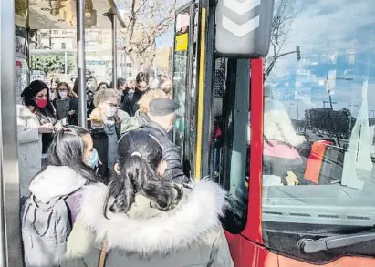  ?? Barc Espinosa ?? A primera hora del matí circularan quatre de cada deu autobusos