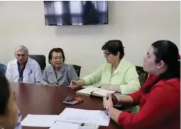  ?? ?? REUNIÓN. La ministra de Sesal se reunió con el director Arturo Ávila y el resto de las autoridade­s del hospital Mario Rivas.