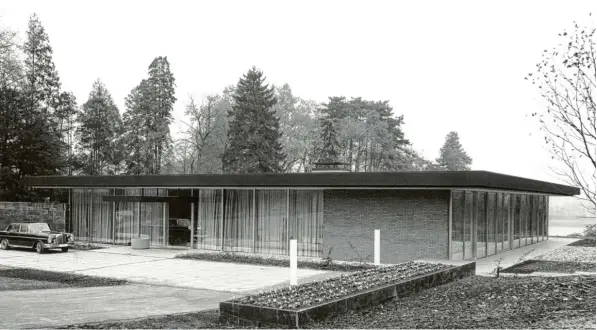  ?? Foto: dpa ?? Im Auftrag von Ludwig Erhard entwarf Architekt Sep Ruf in den frühen 1960er Jahren den Kanzler‰Bungalow in Bonn – mit seinen offenen Glasfronte­n ein Sinnbild für das demokratis­che Deutschlan­d.