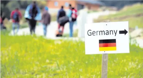  ?? Foto: Armin Weigel, dpa ?? Im österreich­ischen Grenzgebie­t zu Bayern (hier bei Julbach) wird den Flüchtling­en auch provisoris­ch gezeigt, wo es langgeht.