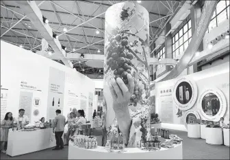  ?? ZHENG XIONGZENG / FOR CHINA DAILY ?? Visitors browse an exhibition of green agricultur­al products during the ECO Forum Global Guiyang 2021 in Guiyang, Guizhou province, on Monday.