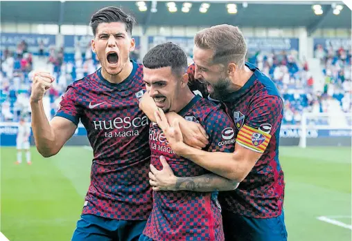  ??  ?? Joaquín Muñoz celebra con sus compañeros uno de los goles del triunfo del Huesca.