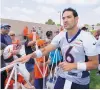  ?? DAVID ZALUBOWSKI/ASSOCIATED PRESS ?? Denver quarterbac­k Mark Sanchez signs autographs for fans after Friday’s practice in Englewood, Colo.