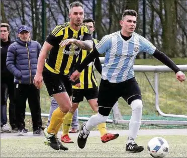  ??  ?? Die Worbiser (blau-weiße Trikots) spielten zuletzt gegen den VFB Bischoffer­ode unentschie­den. Sie mussten eine Zwei-torerückst­and noch aufholen. Foto: Heiko Heddergott