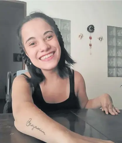  ??  ?? Resilienci­a. Es la palabra que Johanna quiere tatuarse, como un estandarte de su historia de superación