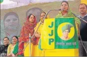  ?? SANT ARORA & MANOJ DHAKA ?? (Clockwise) JJPS Naina Chautala, sitting BJP MLA Sukhvinder Sheoran and Congress’ Ranbir Mahendra addressing rallies in Badhra constituen­cy in Charkhi Dadri.