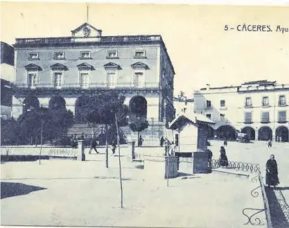  ?? ?? Imagen de la década de 1920. Se puede observar un aguaducho sobre la bandeja y el ayuntamien­to de fondo.
