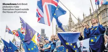  ??  ?? ShowdownAn­ti-Brexit protesters make themselves heard outside the House of Commons