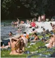  ?? Foto: dpa ?? Am Samstag fuhren besonders viele Menschen an Flüsse und Seen.