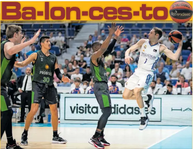  ?? ?? Fabien Causeur trata de salvar un balón en pleno salto por encima de la línea de fondo ante la defensa de Brandon Paul, Derek Willis y Simon Birgander.