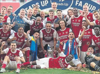  ?? FOTO: AP ?? Rey de copas El Arsenal pudo celebrar su 14ª Fa Cup, un título que endulza una dura temporada para los ‘gunners’