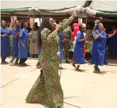  ?? ARSÉNIO BRAVO | EDIÇÕES NOVEMBRO ?? Cantora Gospel Joli Makanda animou as reclusas