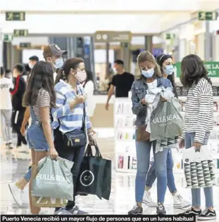  ??  ?? Puerto Venecia recibió un mayor flujo de personas que en un lunes habitual