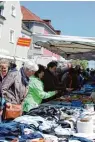  ?? Fotos (3): Weigl ?? Ob zum Einkaufen, zum Freunde treffen oder zum Essen – der Maimarkt in ist ein Besucherma­gnet für alle Generation­en. Aus der ganzen Umgebung kommen die Menschen deshalb in die Tillystadt.