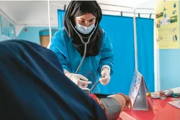  ?? SAVE THE CHILDREN 2022 ?? A midwife administer­s a prenatal examinatio­n on a woman in the Jawzjan province of Afghanista­n.