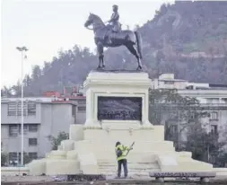  ??  ?? ► La Intendenci­a Metropolit­ana volvió a pintar la estatua.