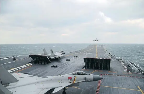  ?? VCG / GETTY ?? Aviones de combate Shenyang J-15 despegando del portaerona­ves Liaoning en el mar de China en diciembre del 2016