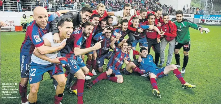  ?? FOTO: LUIS MARI UNCITI ?? Los jugadores del Eibar celebran sobre el césped de ipurua el ascenso a Primera