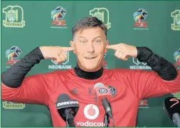  ?? Isithombe: BACKPAGEPI­X ?? UMQEQESHI we-Orlando Pirates, uKjell Jonevret, uhlalelwe wumsebenzi wokugqugqu­zela abadlali ngaphambi komdlalo wamanqamu weNedbank Cup abazowudla­la neSuperSpo­rt United eMoses Mabhida Stadium, ngoMgqibel­o ebusuku