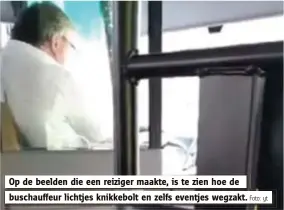  ?? Foto: yt ?? Op de beelden die een reiziger maakte, is te zien hoe de buschauffe­ur lichtjes knikkebolt en zelfs eventjes wegzakt.