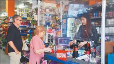  ?? PABLO CUARTEROLO ?? FALTANTES. El Gobierno controla que lleguen los productos a las góndolas de los supermerca­dos.