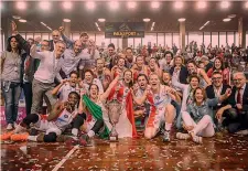  ?? CIAMILLO ?? La grande festa delle nuove campioness­e d’Italia di Lucca