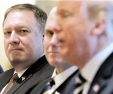  ?? LaPresse/Ap ?? “Cerchio tragico” Mike Pompeo vicino a Trump e, a sinistra, il medico Ronny Jackson