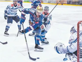  ?? ARCHIVFOTO: FELIX KÄSTLE ?? Ravensburg­s Goldhelm Arturs Kruminsch geht künftig für die Krefeld Pinguine aufs Eis.