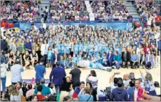  ??  ?? LLENO. Los aficionado­s se divirtiero­n en un encuentro que sirvió de homenaje a la cantera femenina del Estu.