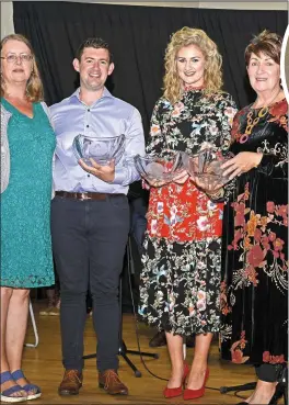  ?? Pic: ?? Seana Haughey (left) of South Sligo Summer School made a special presentati­on to the Kearins Family - Cian, Caoimhe and Fionnuala Kearins on the occasion of their Special Tribute night. Tom Callanan.