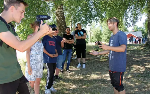  ?? Bild: ISABEL BARK ?? KÄNDIS BLAND UNGA. Vlad Reiser fick ställa upp på många selfies och spela in videohälsn­ingar under minglet i Vallsnäs.