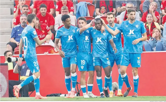  ?? FOTOS: CATI CLADERA / EFE ?? Los futbolista­s rojiblanco­s celebran el tanto de Bruno Langa, el 1-2, un obús desde 30 metros.