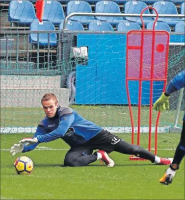  ??  ?? A LA ESPERA. Koval llegó en el mercado de invierno, pero de momento no ha debutado con el Deportivo.